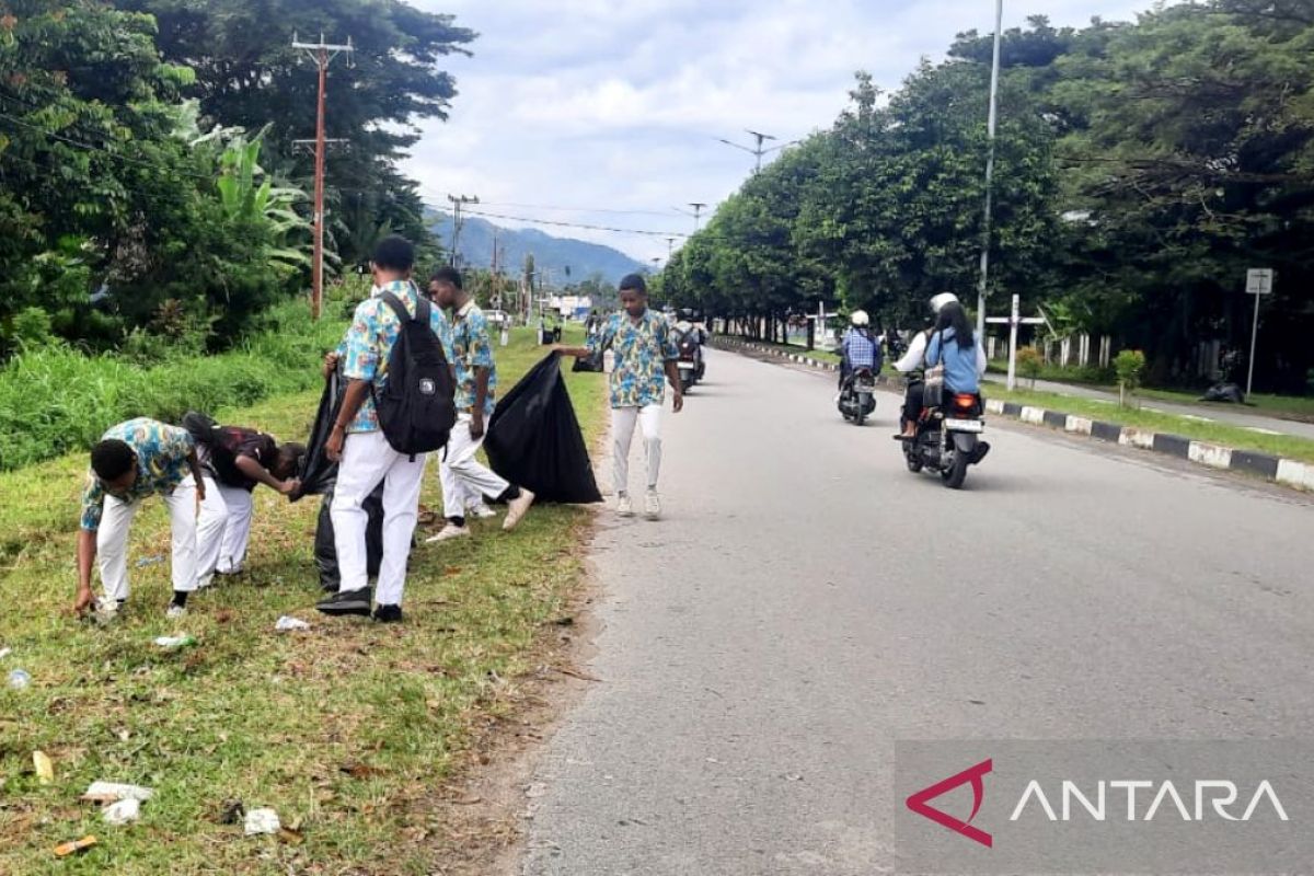 Ratusan pelajar Teluk Wondama gelar aksi bersih sampah plastik