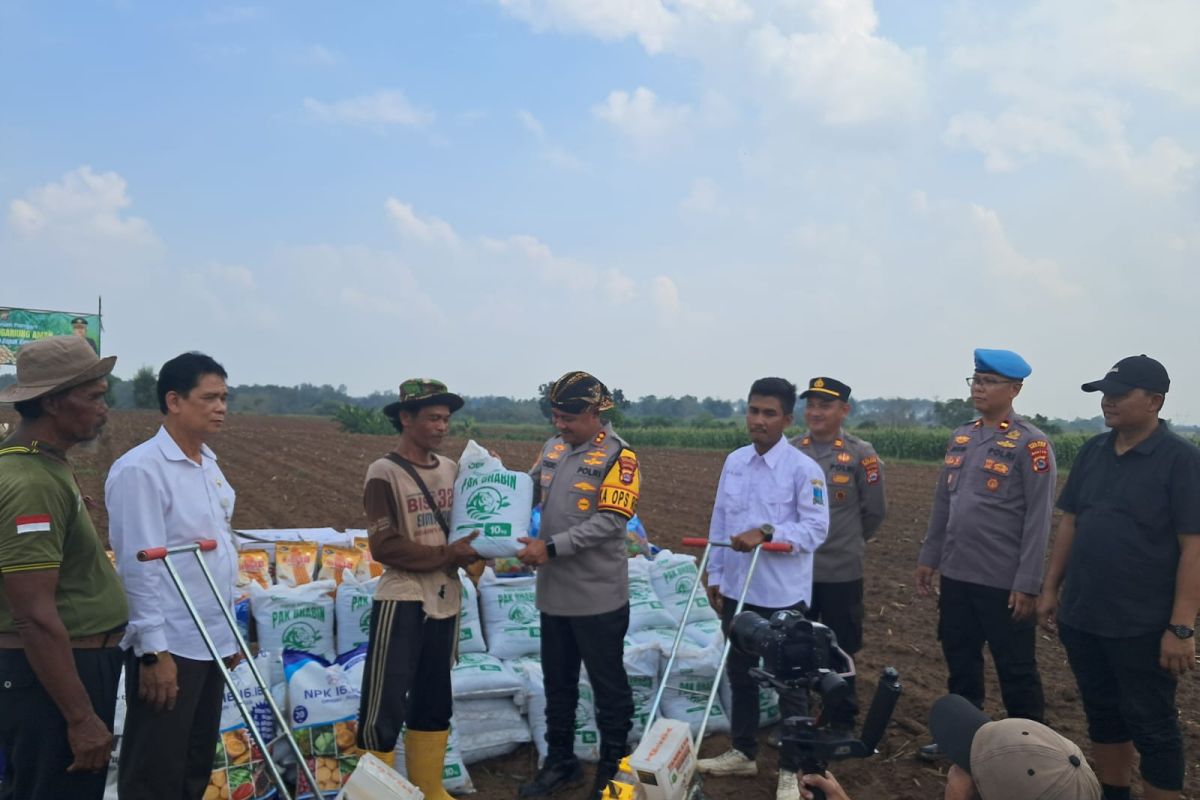 Polres Serang salurkan pupuk bagi petani demi jaga ketahanan pangan