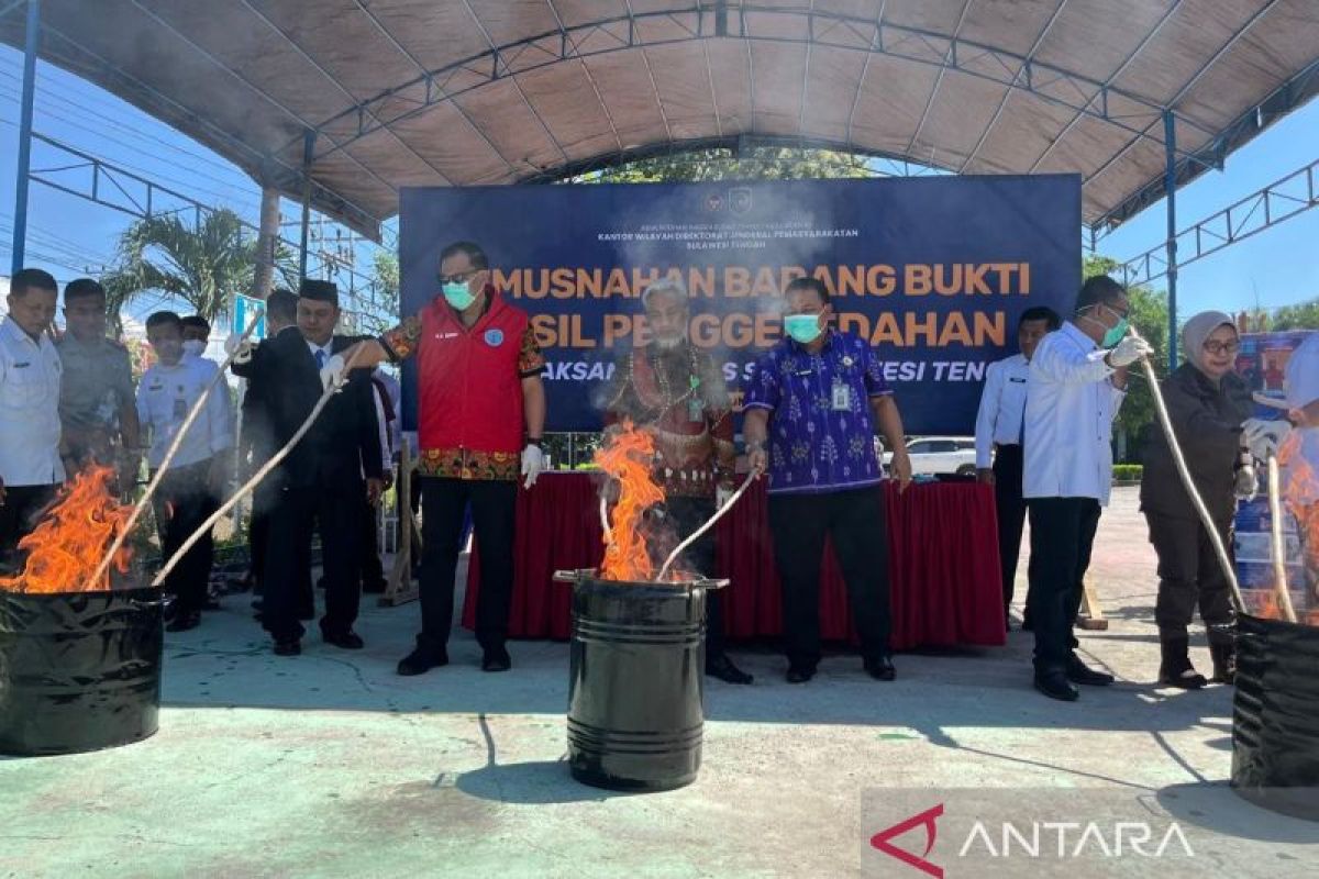 Ditjenpas Sulteng musnahkan barang bukti ratusan ponsel hasil penggeledahan
