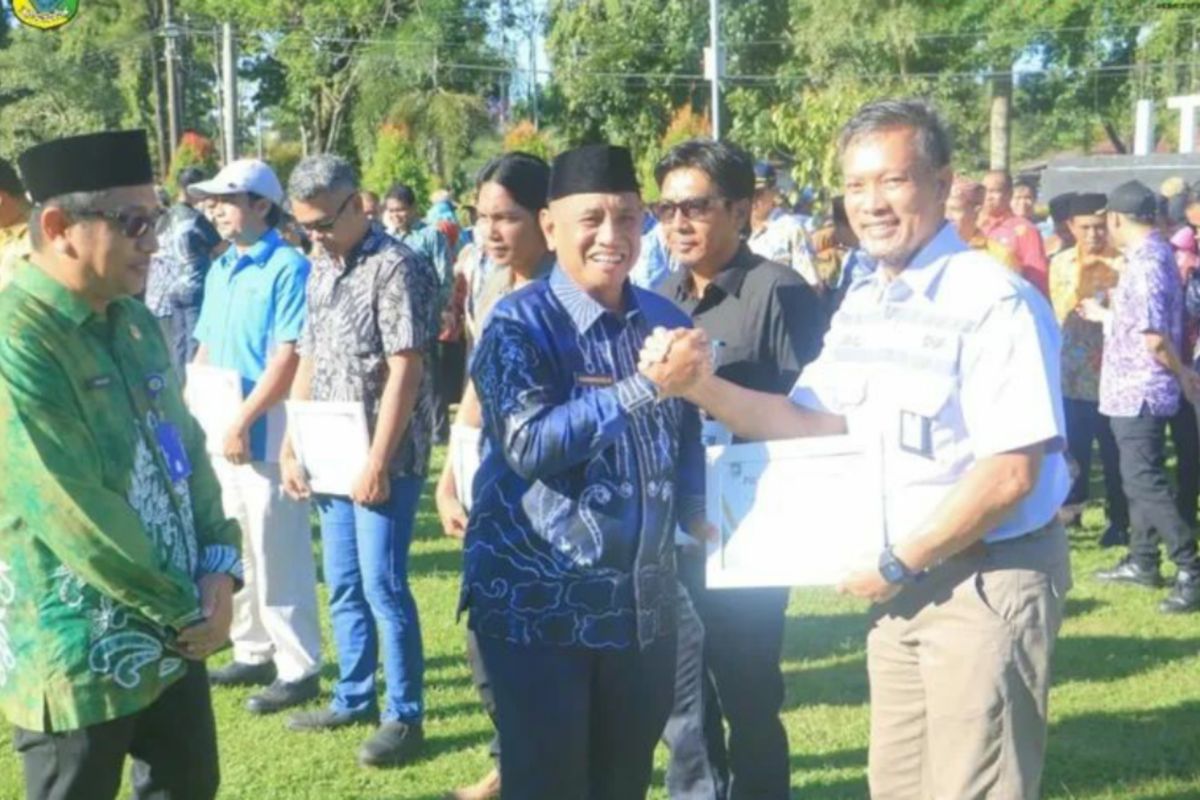 Pemkab Tanah Laut beri penghargaan kepada enam perusahaan swasta