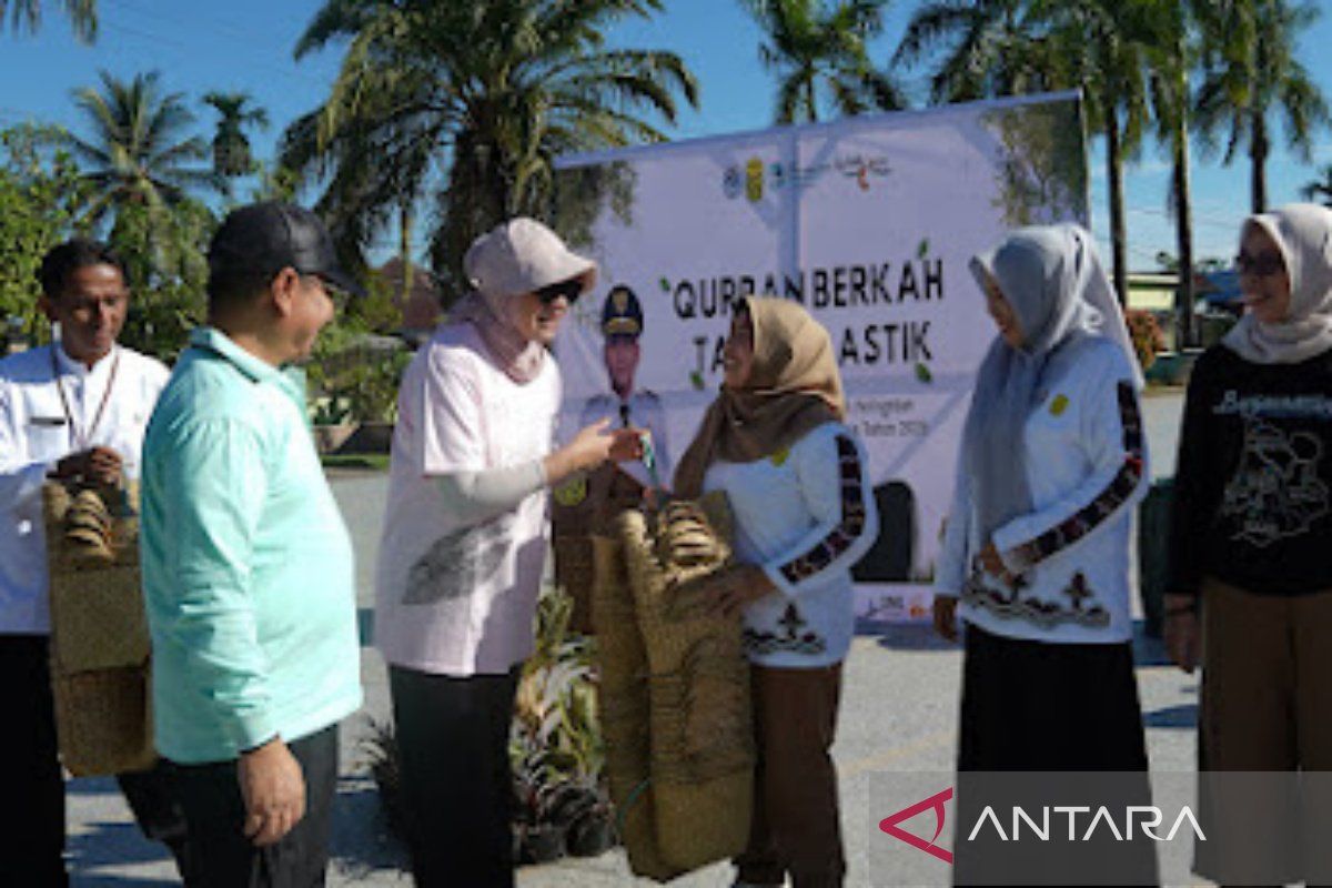 Pemkot Banjarmasin bagikan bakul ramah lingkungan untuk wadah daging kurban