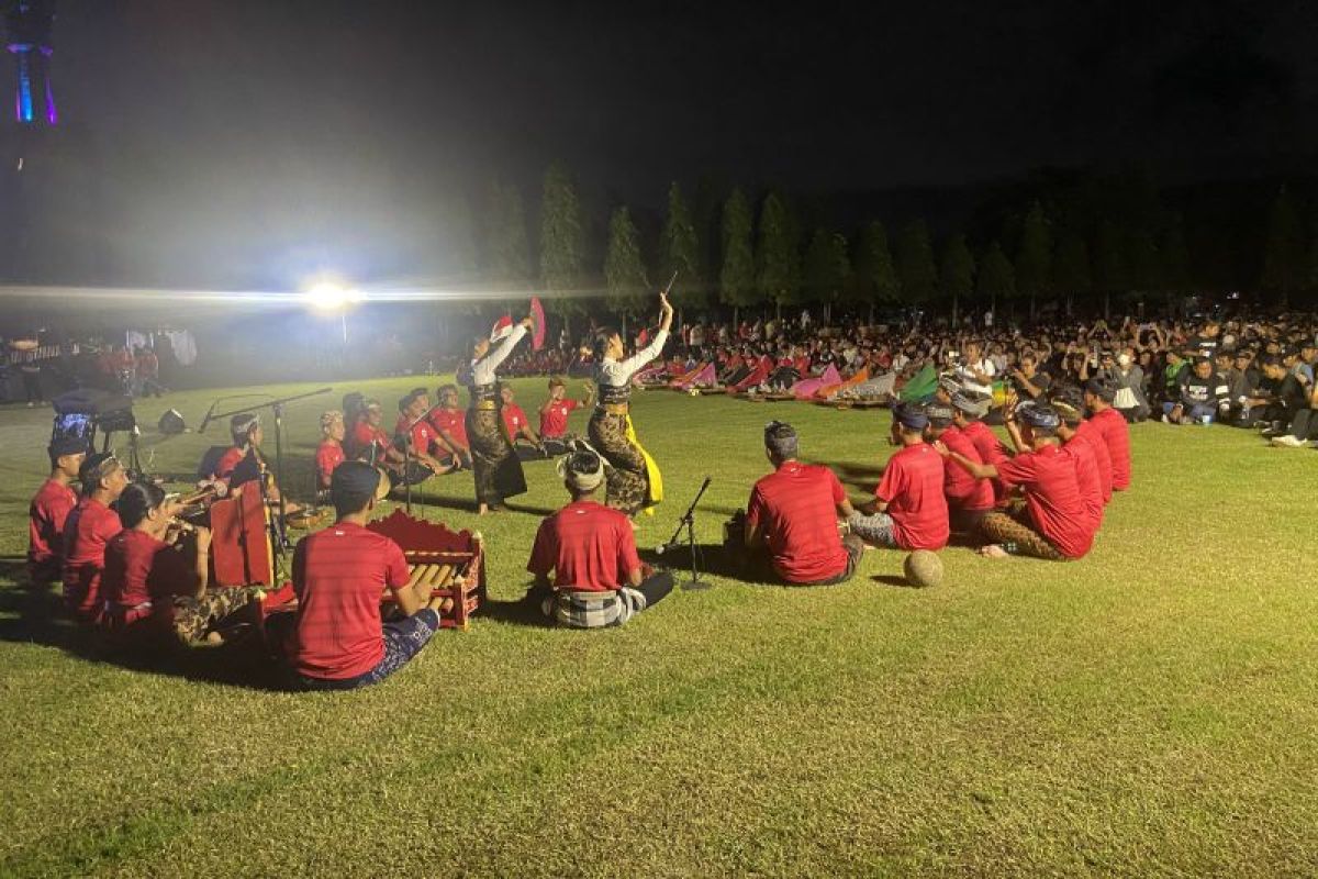 Masyarakat Bali nobar timnas Indonesia sambil dihibur pertunjukan Genjek