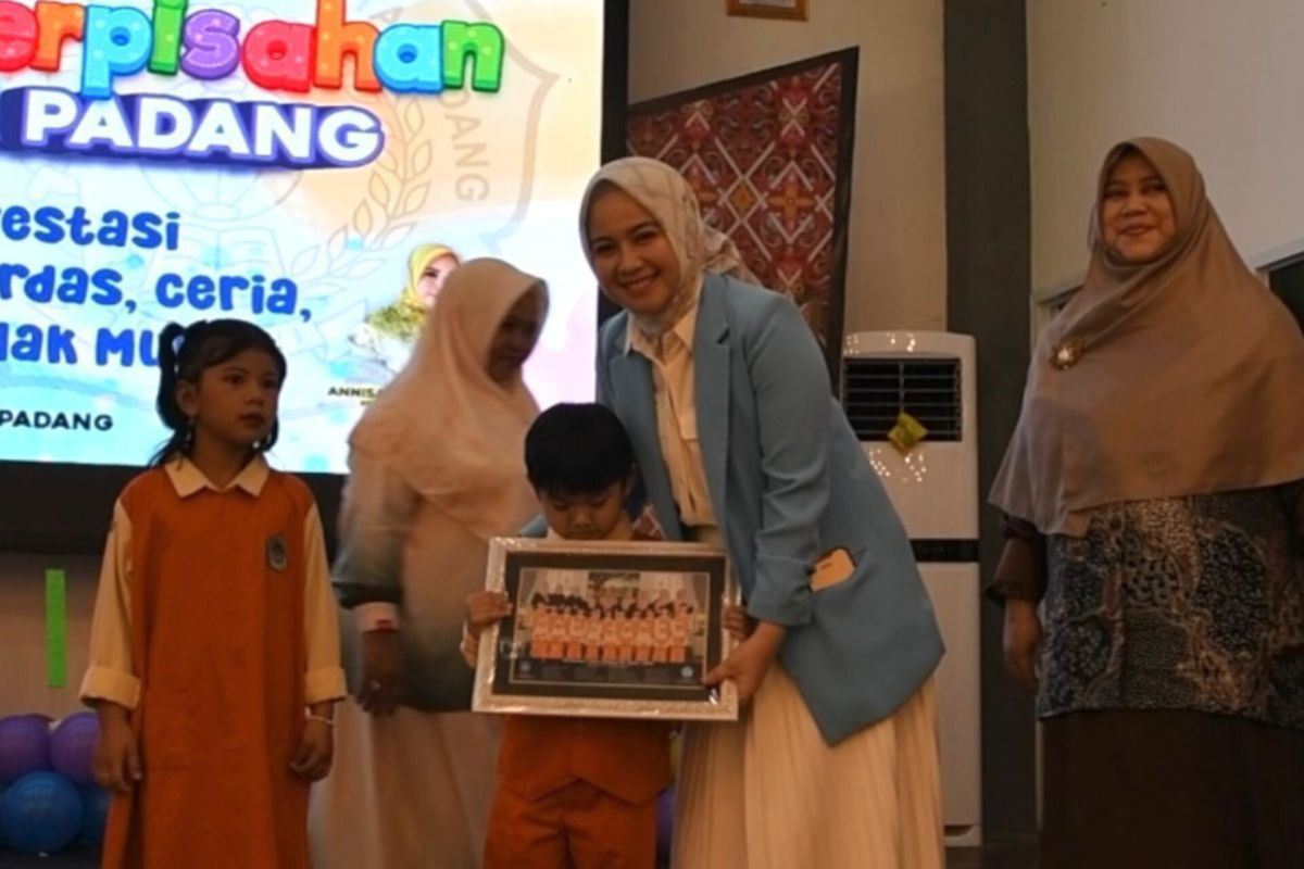 Dian Puspita Fadly Amran hadiri acara pentas seni TK Pertiwi 1 Kota Padang