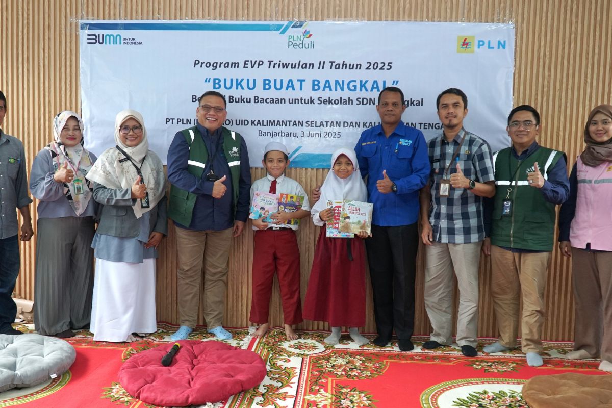 PLN serahkan ratusan buku nonteks untuk SDN 2 Bangkal Banjarbaru Program EVP