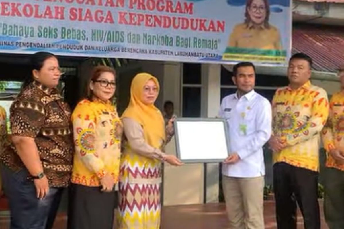 Wabup Labura serahkan penghargaan dari Menteri Kependudukan/BKKBN ke SMAN-1 Kusel