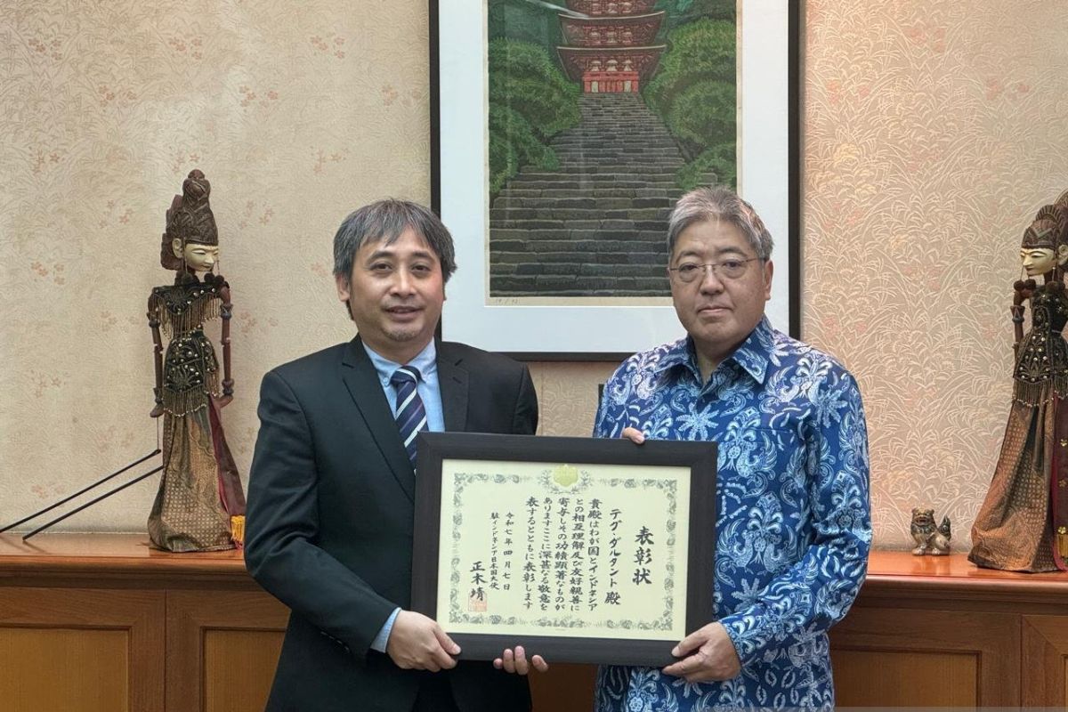 Kedubes Jepang memberikan penghargaan kepada Dekan FEB UI