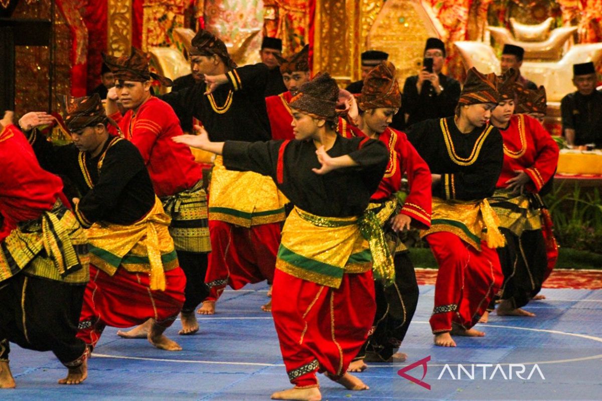Pemkot Padang tampilkan seni-budaya Minangkabau secara rutin di pantai