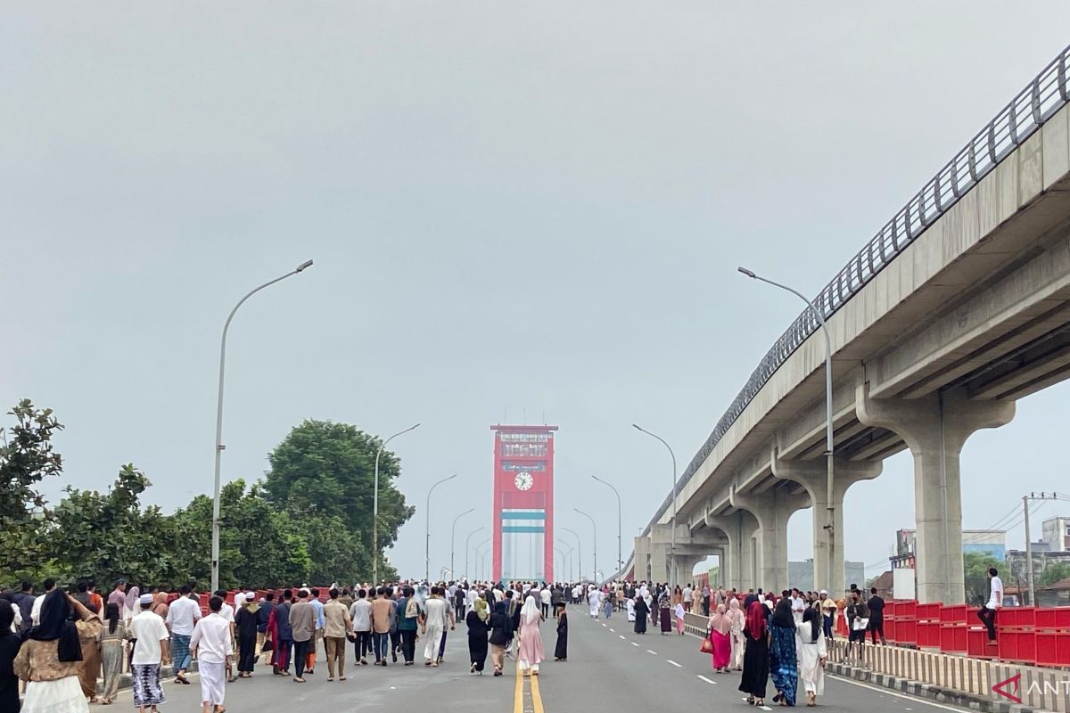 Puluhan ribu warga Palembang Shalat Idul Adha di Jembatan Ampera