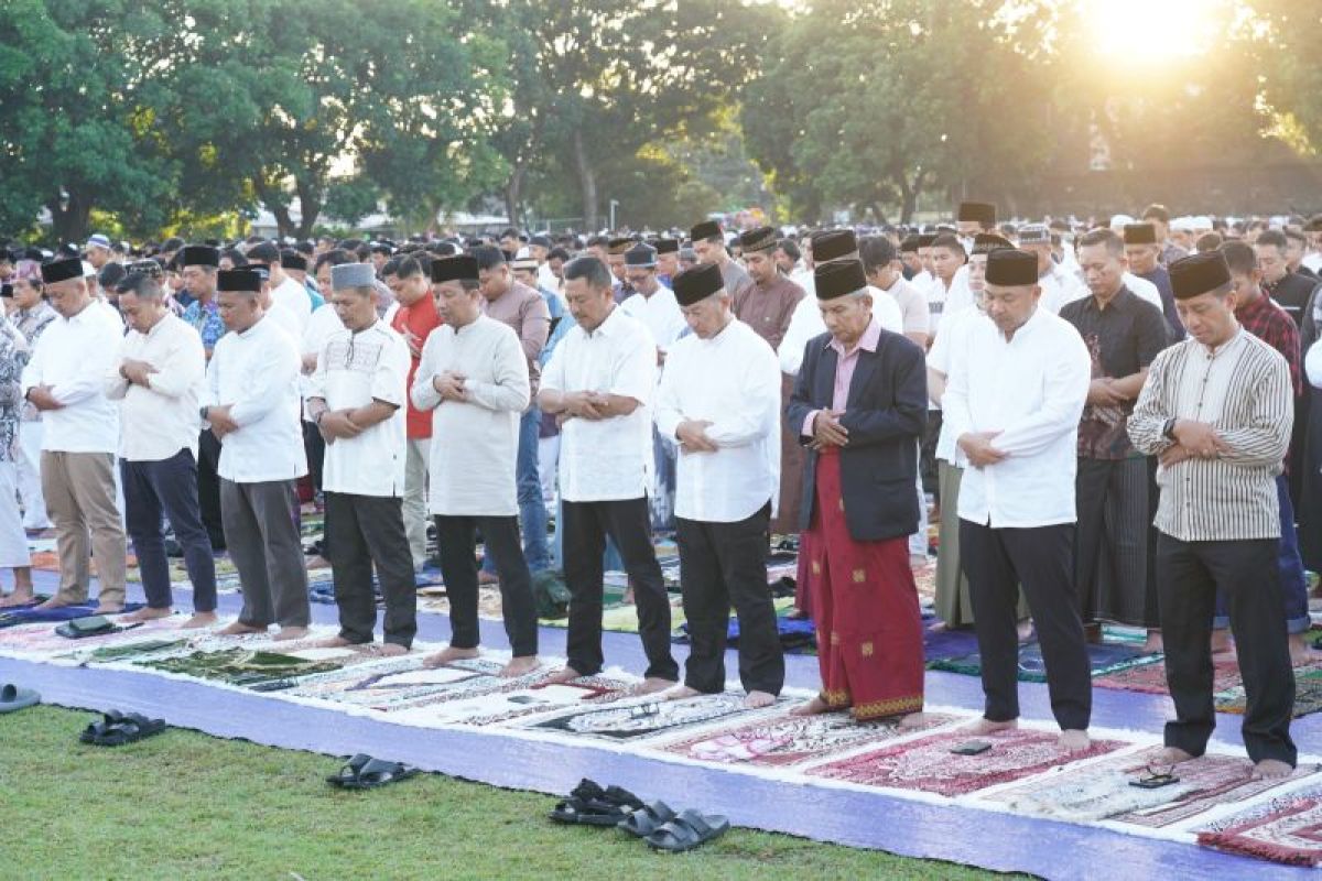 Pangdam Udayana  dan ribuan muslim shalat Idul Adha di lapangan Makorem Denpasar