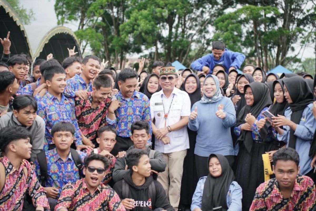 Gubernur Kalteng tegaskan larangan penahanan ijazah