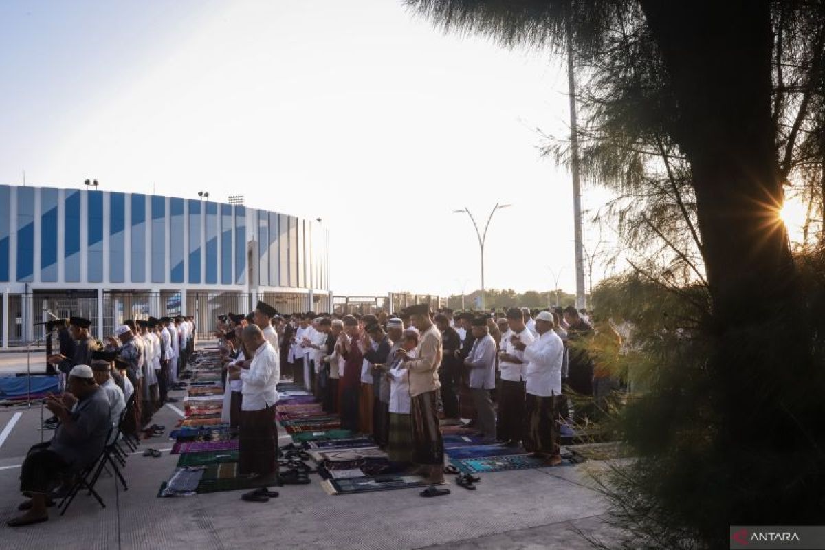 Ratusan umat Islam gelar Shalat Idul Adha di Stadion Surajaya Lamongan