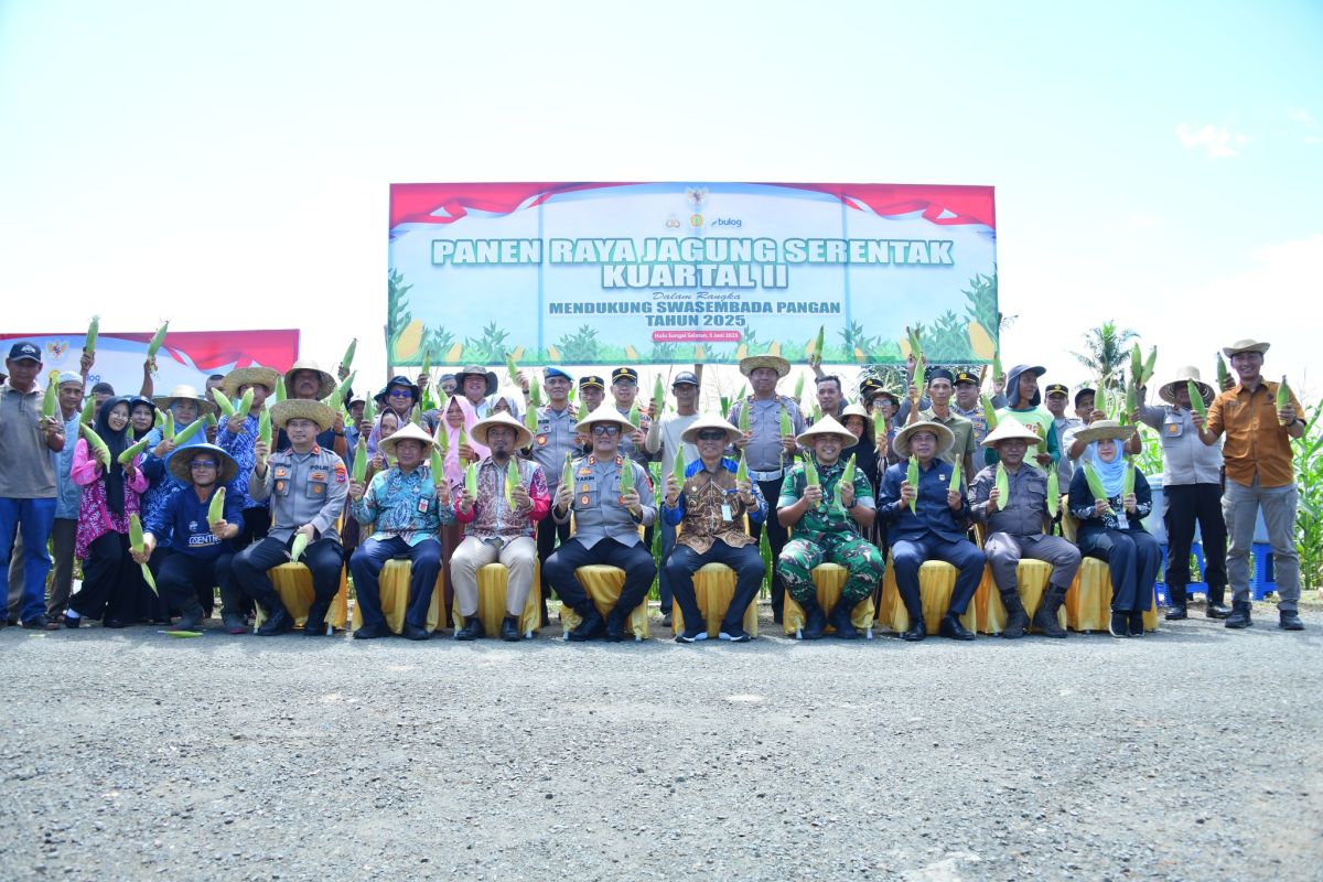 Kapolres dan Wabup HSS panen raya jagung seluas 1,5 hektare