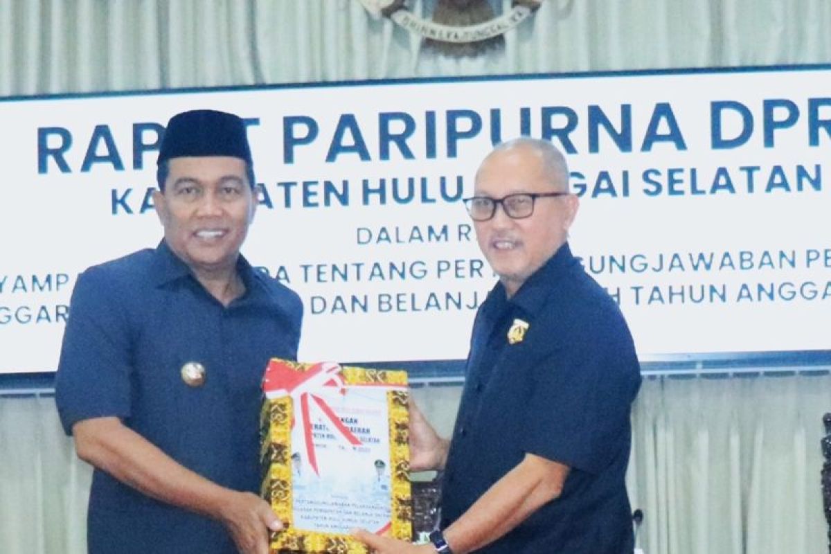 Bupati HSS sampaikan jawaban eksekutif atas raperda administrasi kependudukan