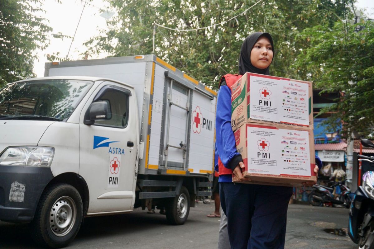PMI Jakbar membantu korban kebakaran di Tamansari