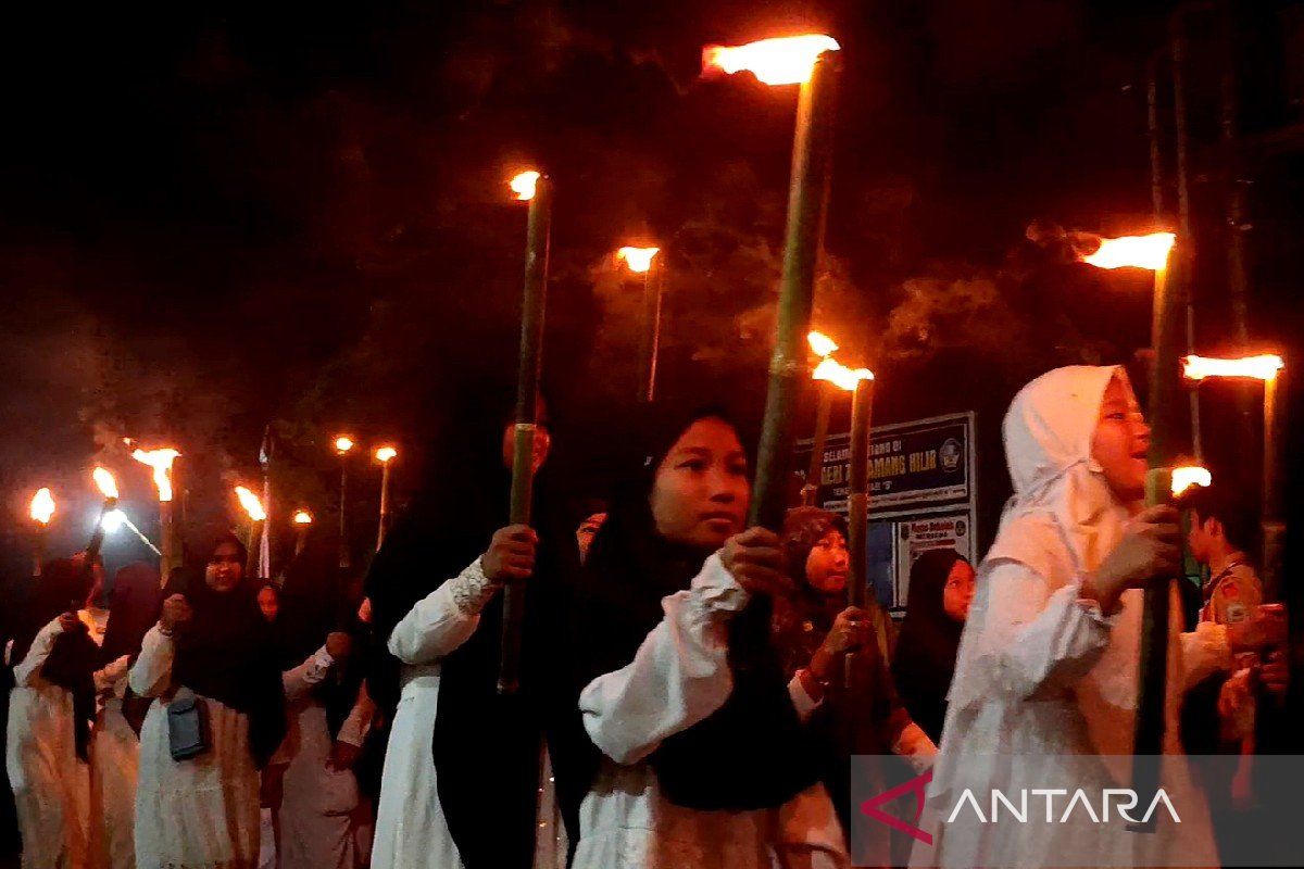 Ratusan obor terangi malam Idul Adha di Sampit