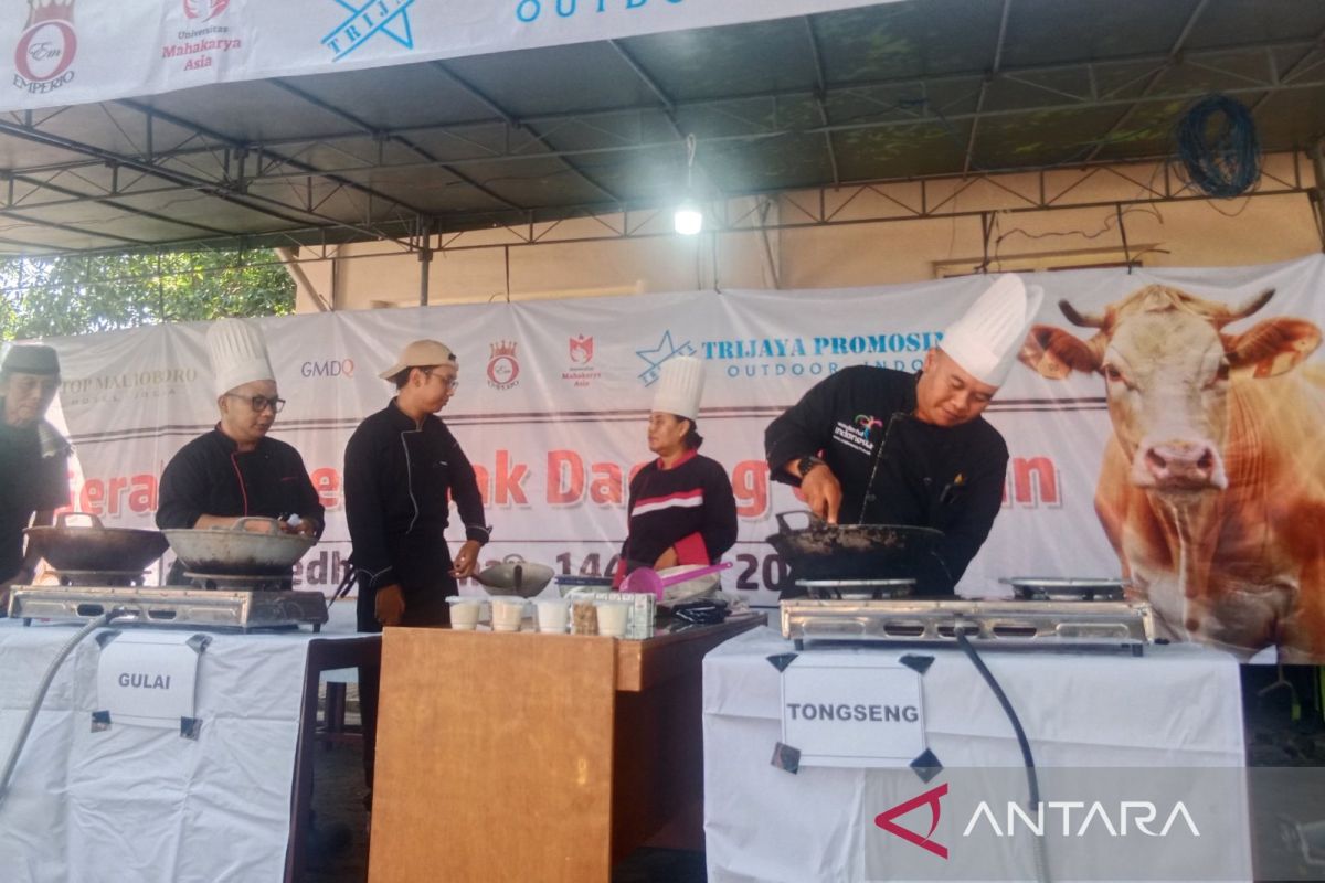 Puluhan chef DIY dan Jateng layani warga masak daging kurban di Masjid Gedhe