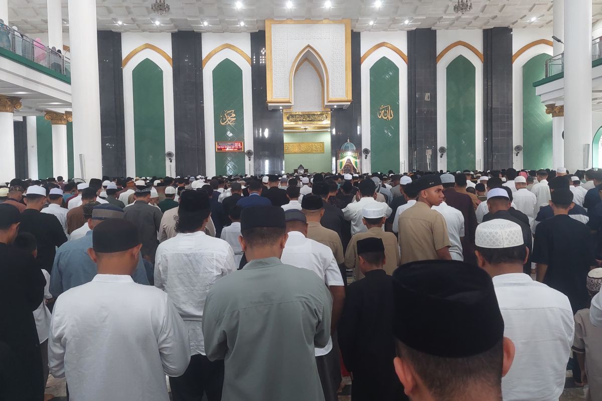 Wagub Malut  Shalat Idul Adha  bersama ribuan masyarakat di Sofifi