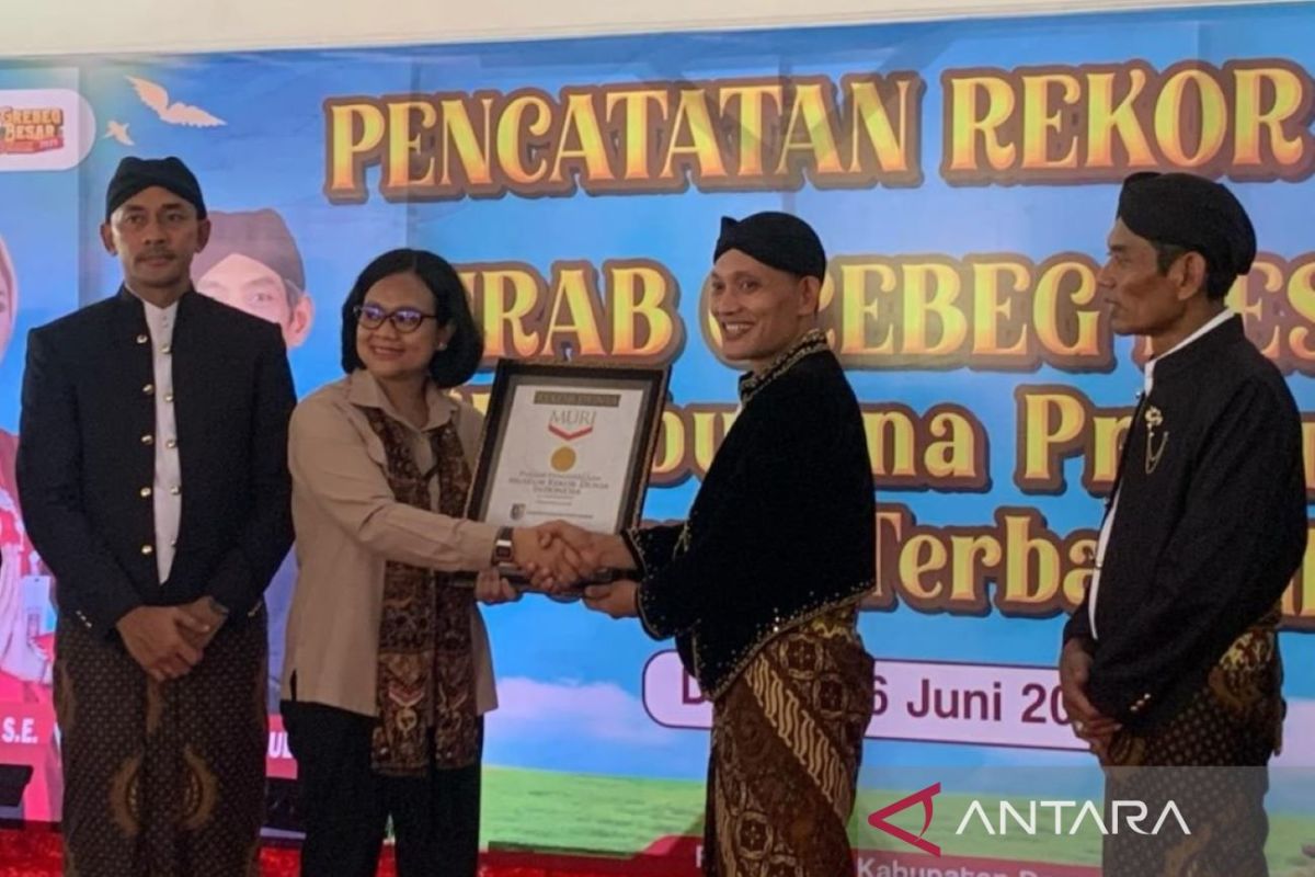 594 peserta kirab berbusana prajurit Bintoro Demak raih rekor MURI