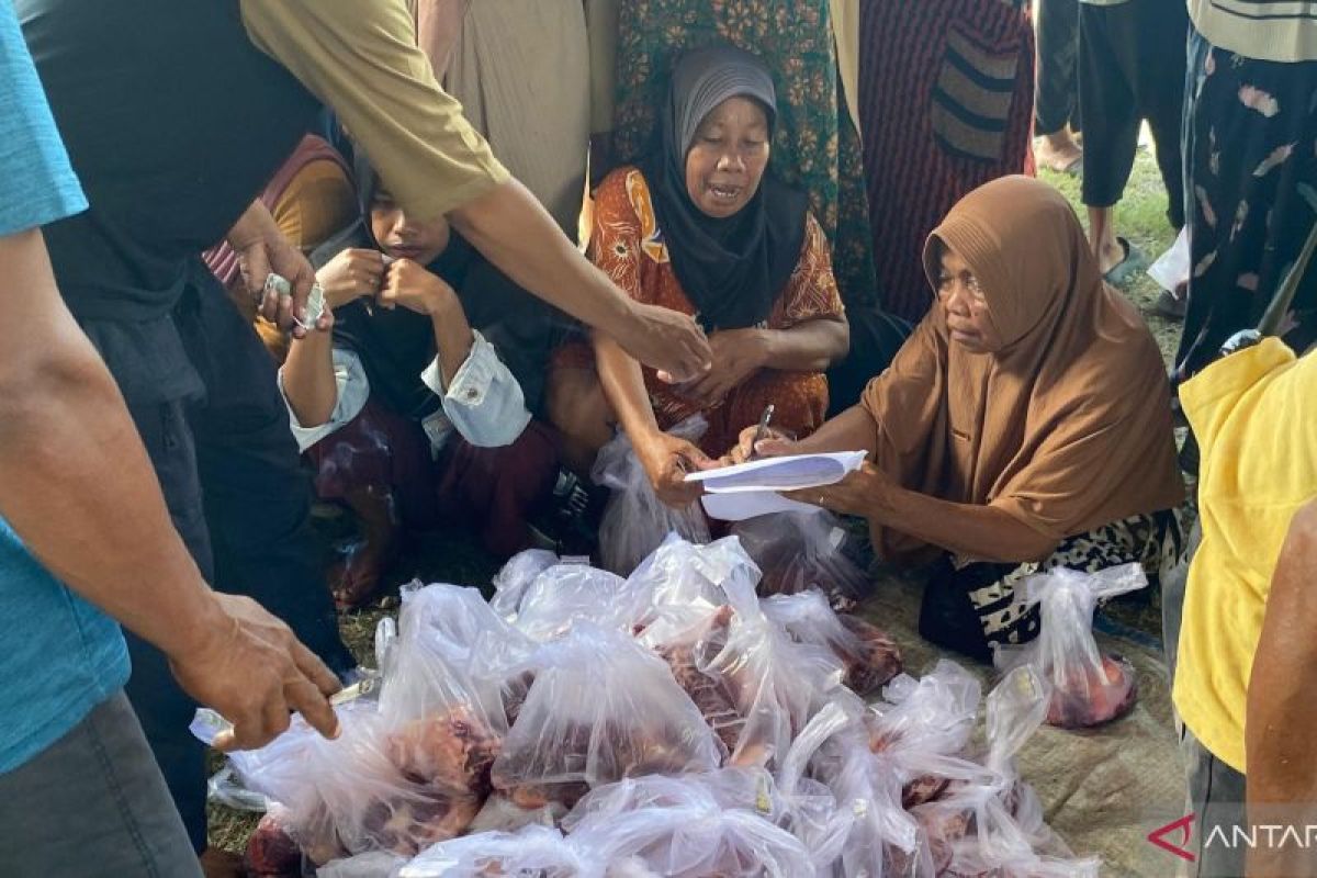 Sigi salurkan 400 paket daging kurban bantuan Presiden Prabowo