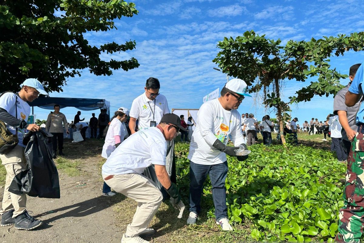 PLN UID Suluttenggo lakukan aksi bersih sampah seputaran pantai Manado
