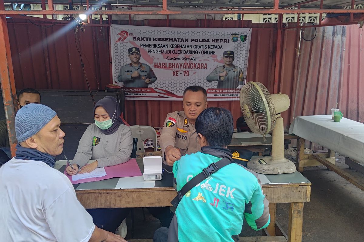 Polresta Barelang periksa kesehatan gratis kepada 100 pengemudi ojek daring