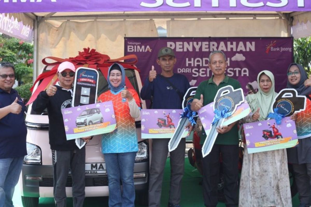 Bank Jateng apresiasi nasabah, guru SMP raih Wuling Air EV