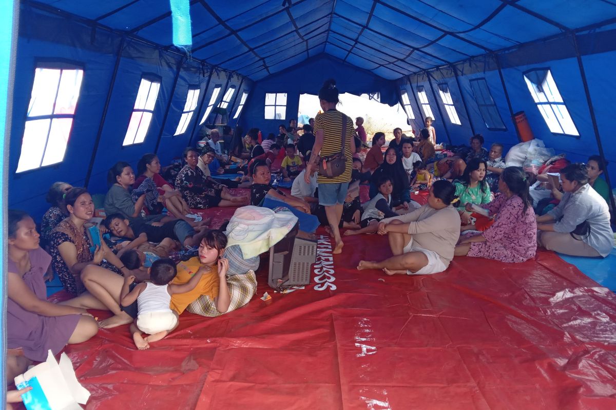 Govt distributes aid to Kapuk Muara fire survivors