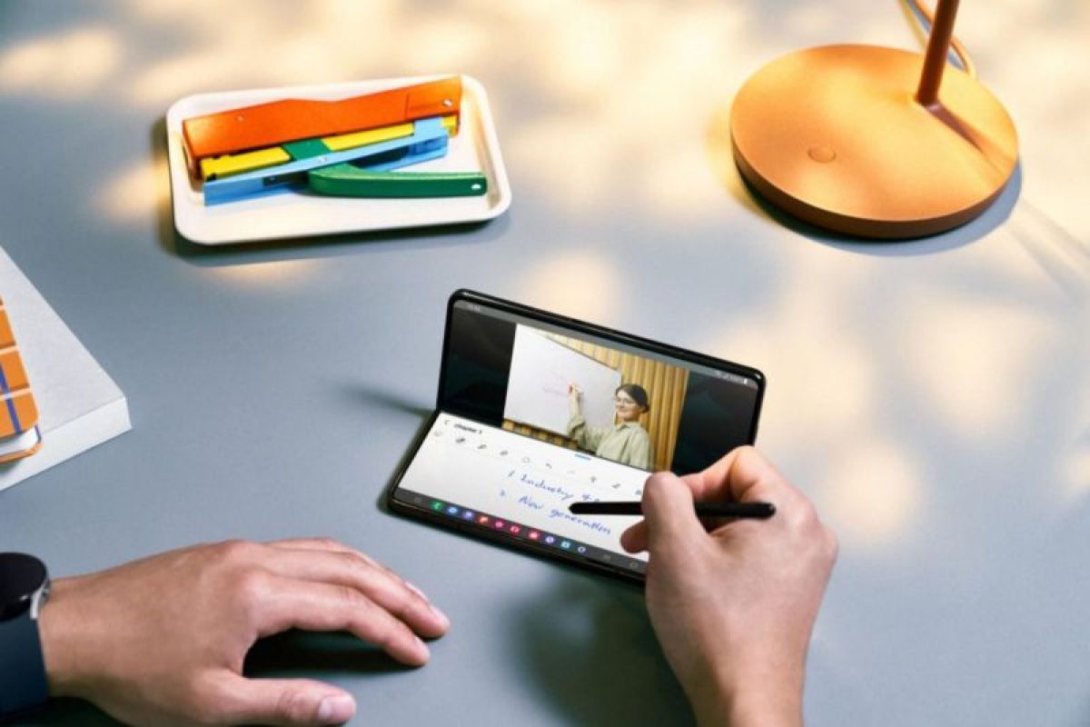 Ponsel lipat tiga terbaru Samsung muncul di situs sertifikasi gawai China