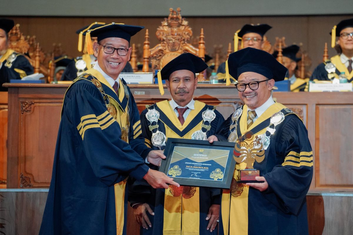 Mendikdasmen terima penghargaan dari Unnes