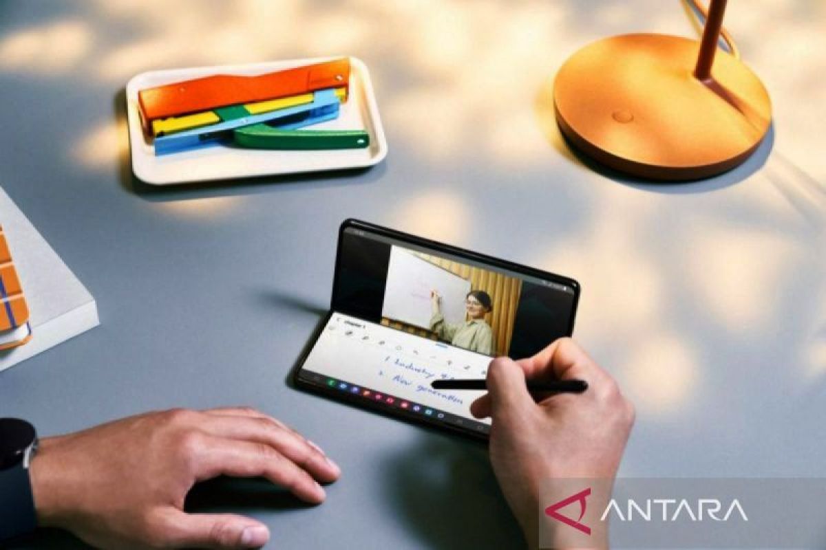 Ponsel lipat tiga Samsung muncul di situs sertifikasi gawai China