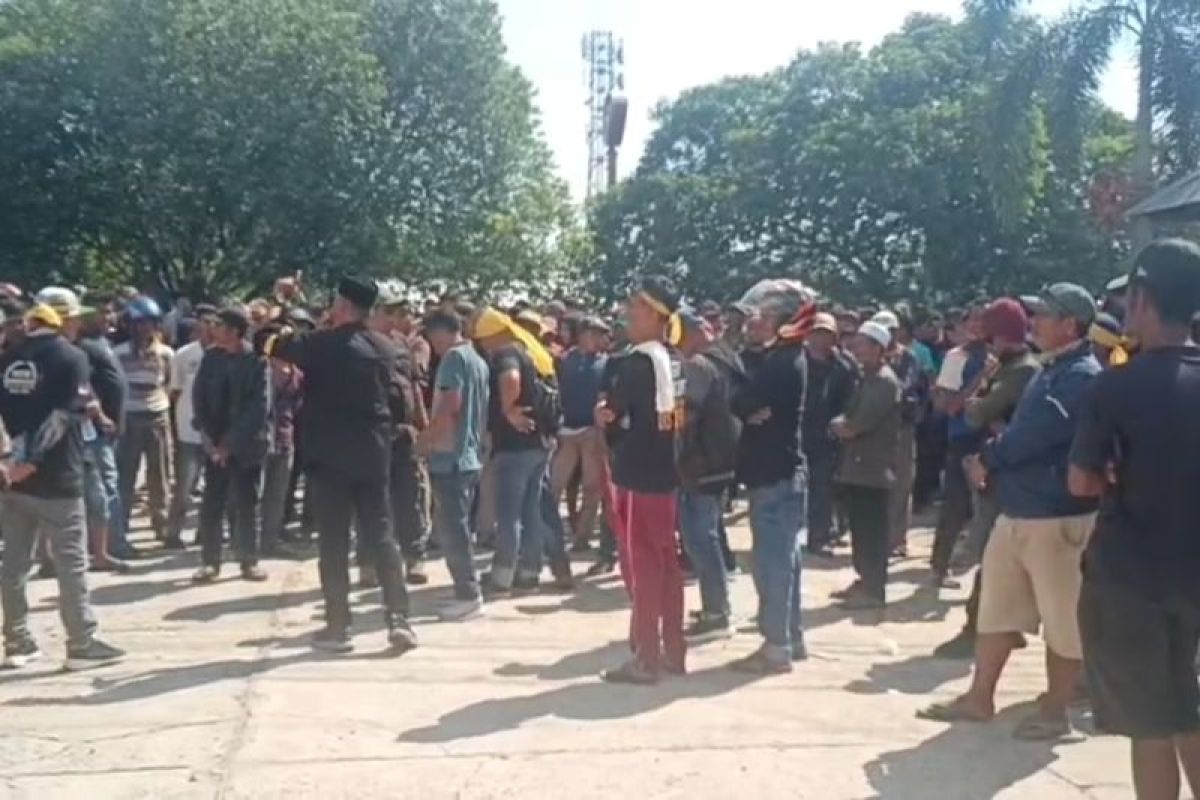Seribuan orang penambang emas berunjukrasa di Mapolres Ketapang