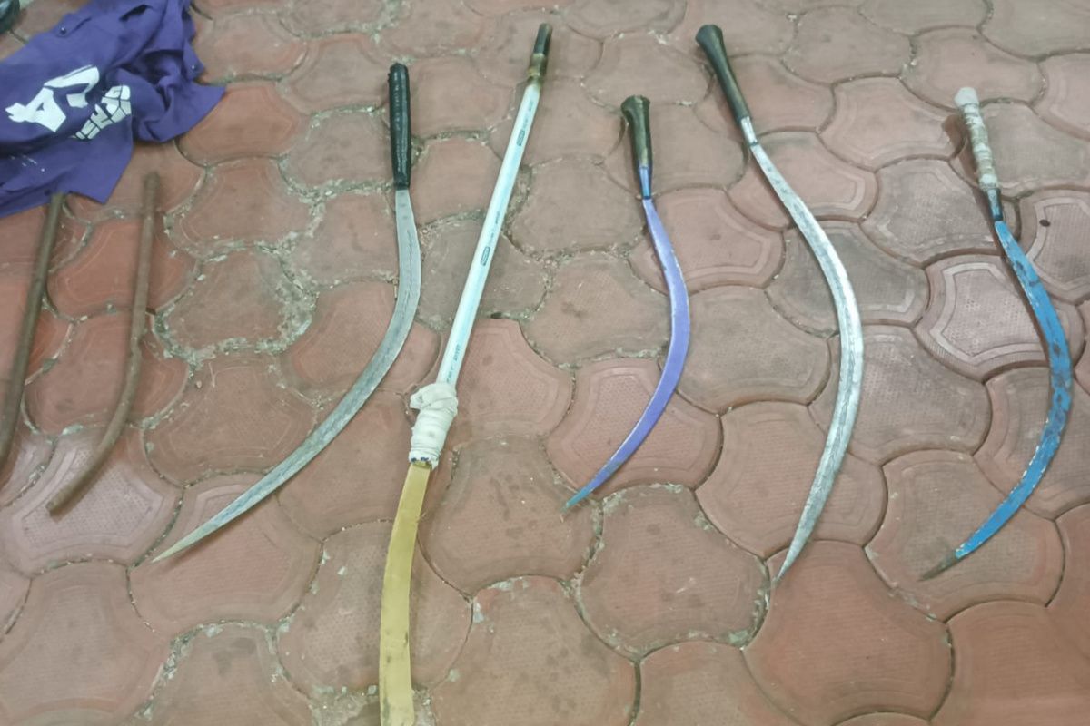 Polisi tangkap empat remaja terlibat tawuran dan bawa senjata tajam di Jakpus