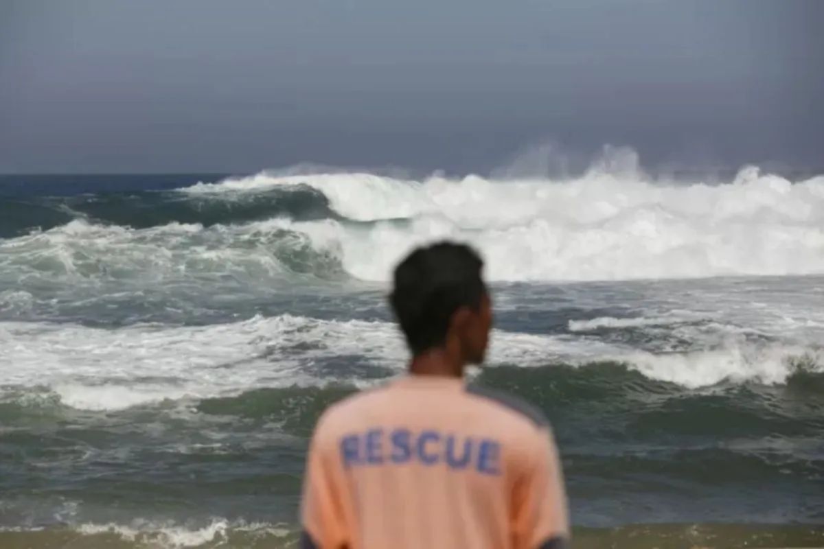 Waspadai gelombang tinggi di pesisir selatan DIY hingga 12 Juni