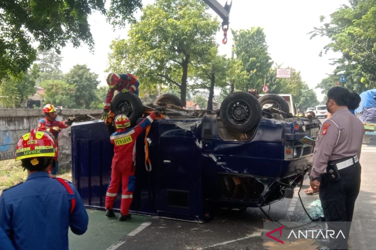 Mobil pengangkut uang terbalik di Klender, ada korban luka