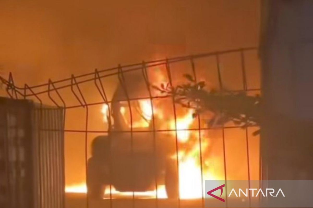 Alat berat milik Pelindo terbakar, keluarkan asap hitam hingga suara dentuman di Pelabuhan Boom Baru