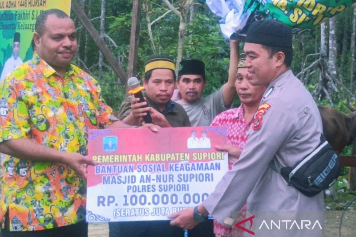 Pemkab Supiori salurkan bantuan sosial keagamaan TPQ Rp100 juta