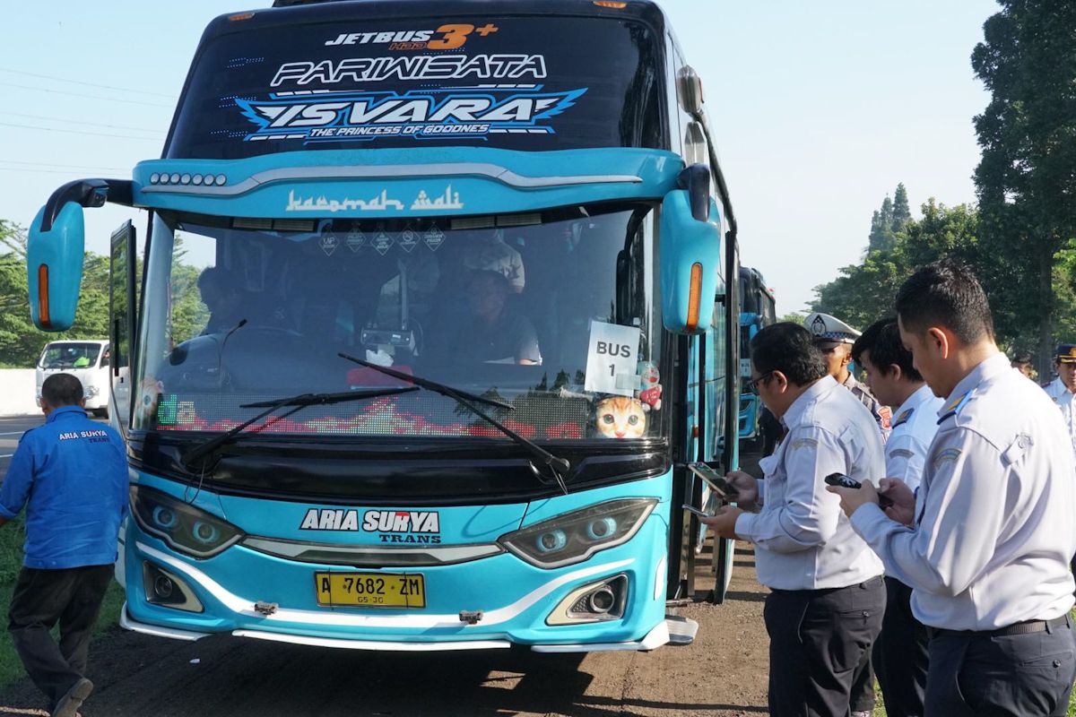 Kemenhub periksa 34 bus di di rest area KM 45 Tol Jagorawi selama libur Idul Adha