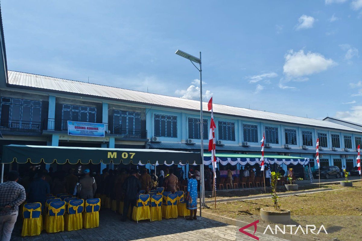 Gubernur resmikan asrama pusat pengembangan SDM Migas di Bintuni