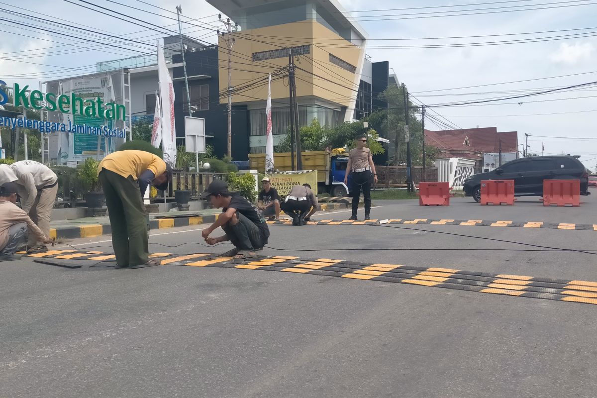 LLAJ Singkawang pasang speed bump guna mencegah kecelakaan di perempatan