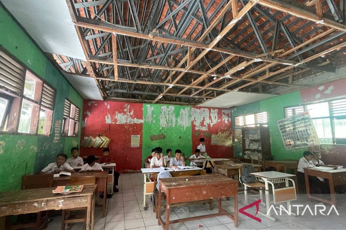 Kelas rusak, siswa SDN Binangun Serang belajar bergantian