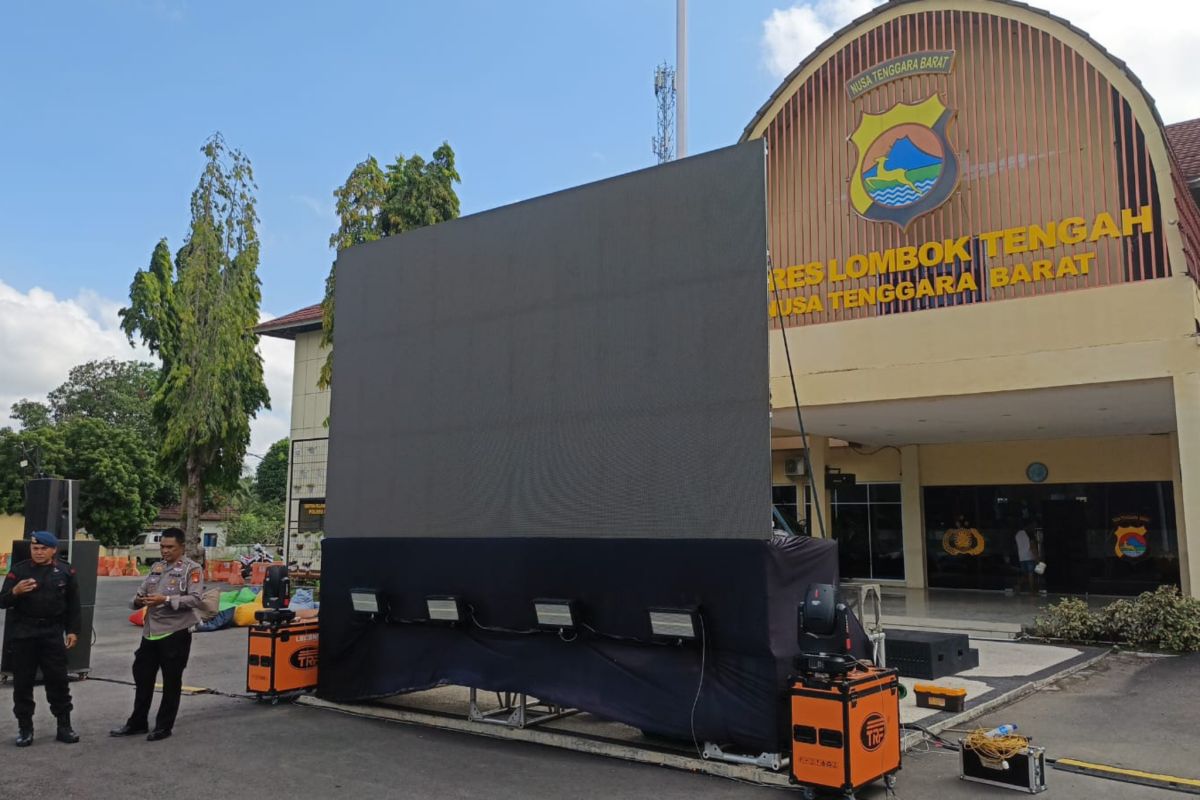 Polisi gelar nobar bersama keluarga kiper Timnas Emil Audero di Lombok Tengah
