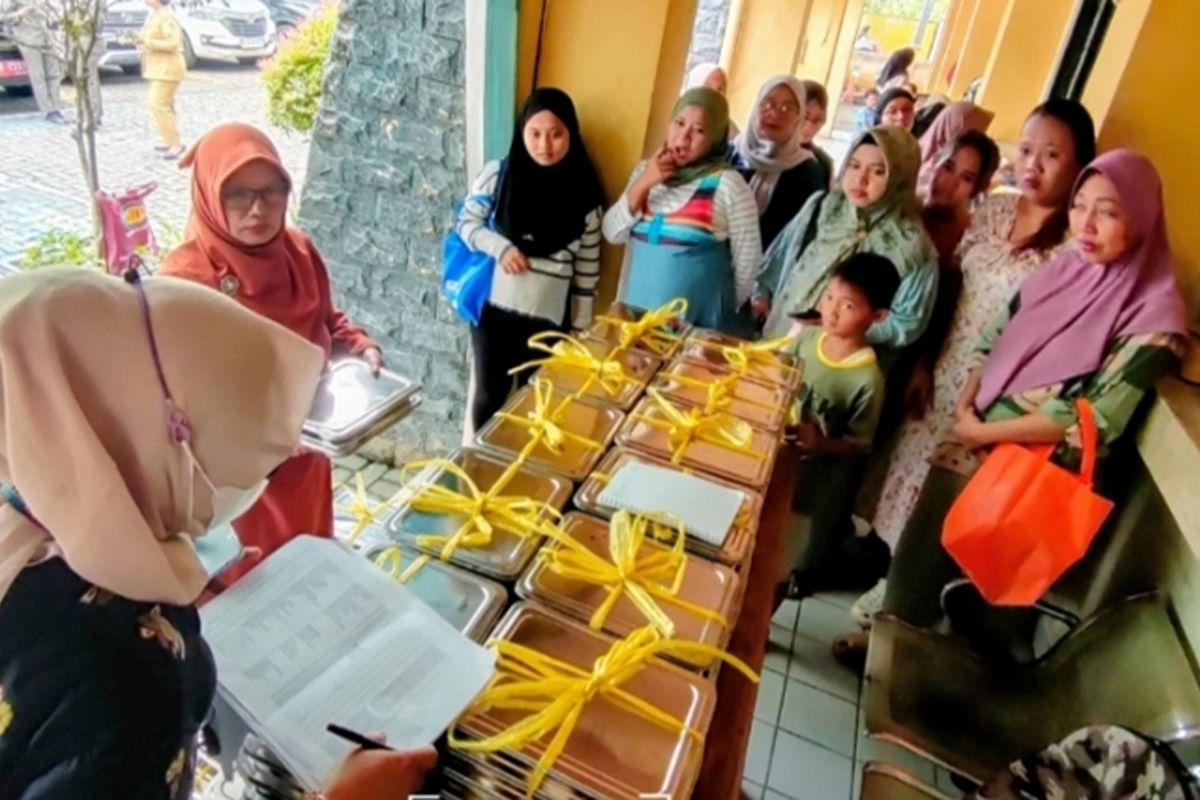 Pregnant women in Jakarta's Kalideres receive 159 MBG packages