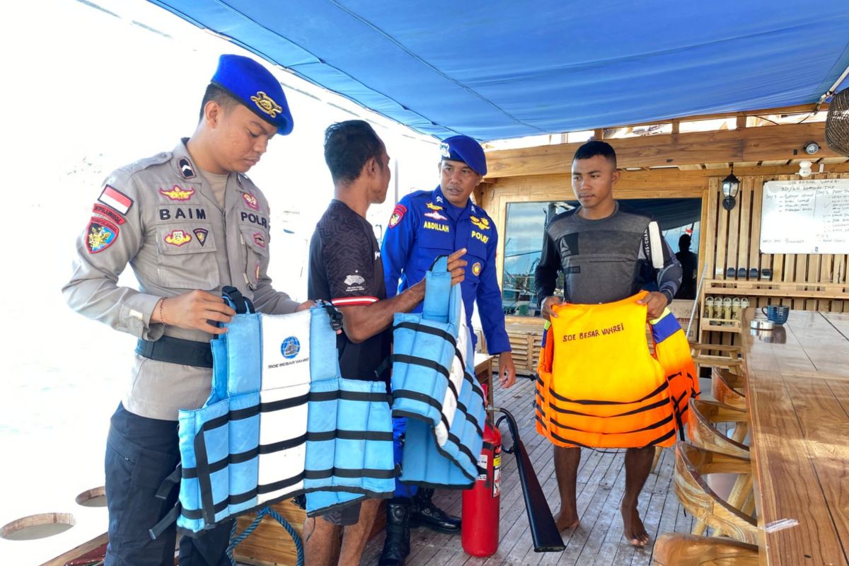 Polres Mabar menyambangi kapal wisata tingkatkan keselamatan berlayar