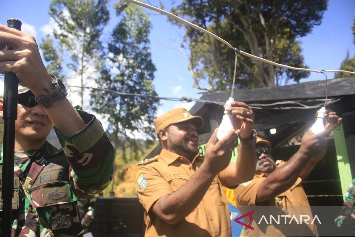 Satgas TNI berhasil wujudkan harapan penerangan bagi warga pedalaman Papua