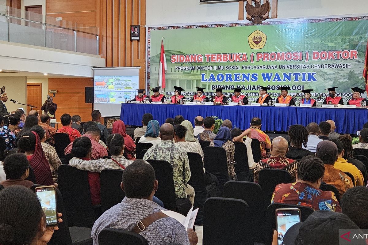 Kabid Pendidikan Khusus Papua Laorens Wantik raih gelar Doktor