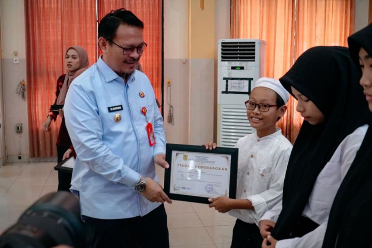 Pj Wali Kota Banjarbaru minta lulusan sekolah paket tingkatkan kualitas diri