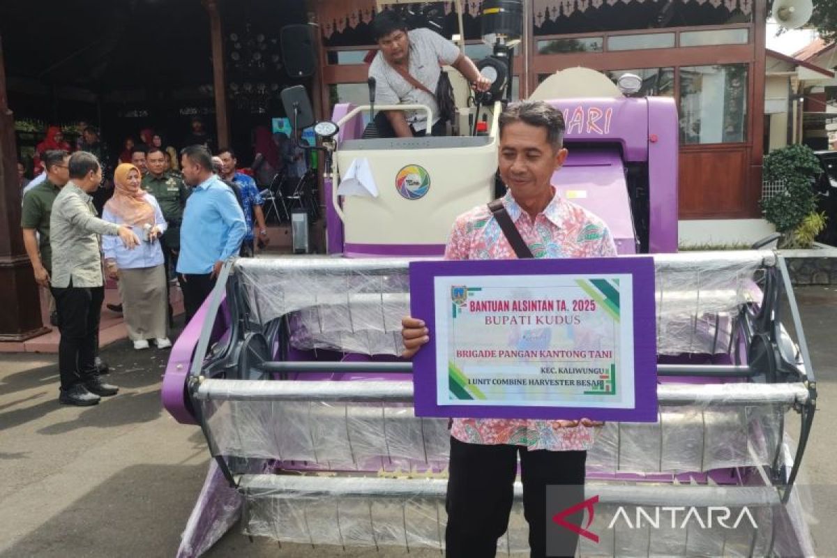 Pemkab Kudus salurkan bantuan alsintan ke 11 kelompok tani