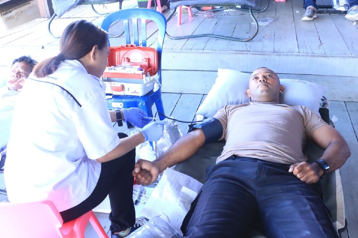 Personel Polda Papua melakukan donor darah jelang HUT ke-79 Bhayangkara