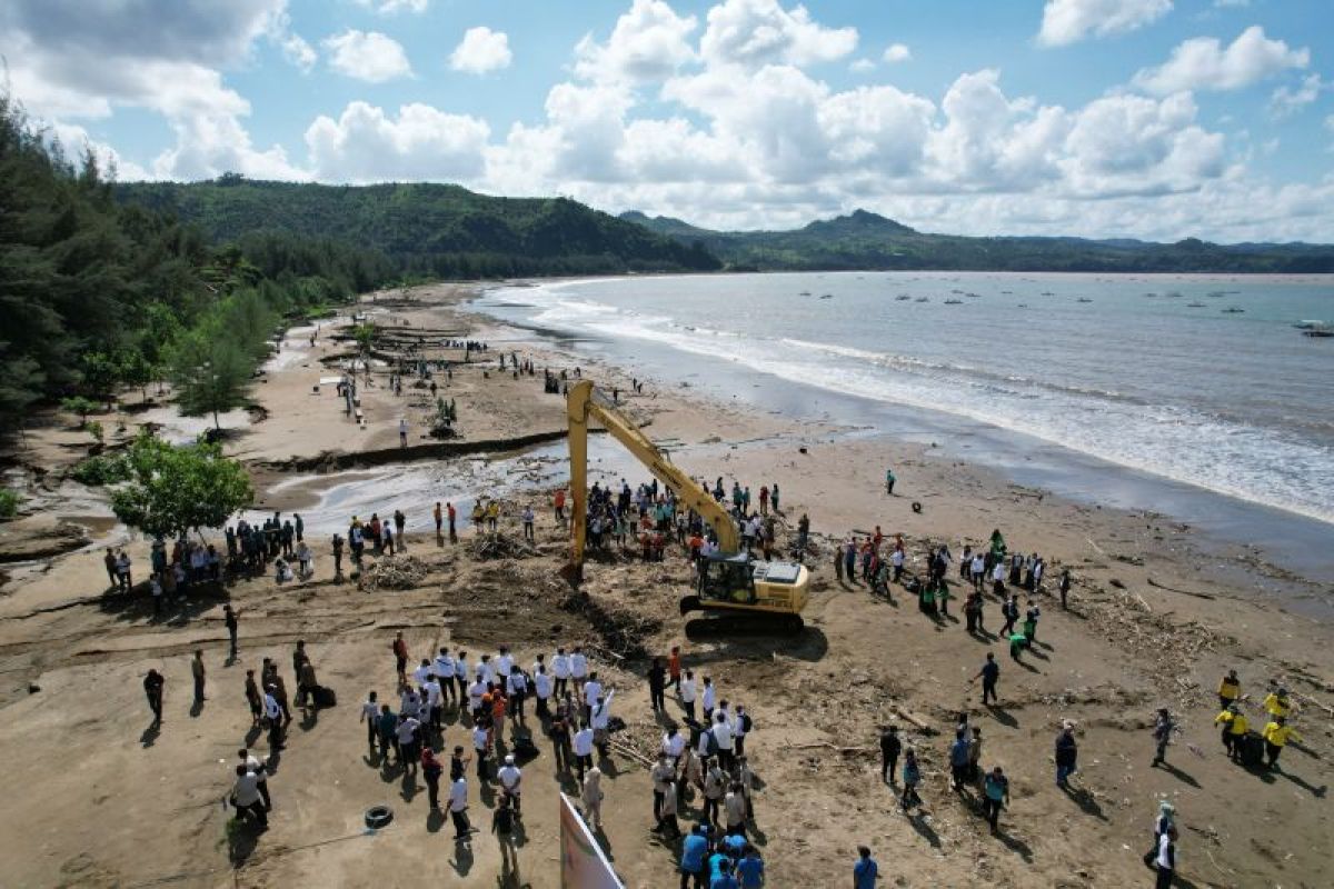 PJT I bagikan bibit dan bersih pantai untuk peringati Hari Lingkungan Hidup