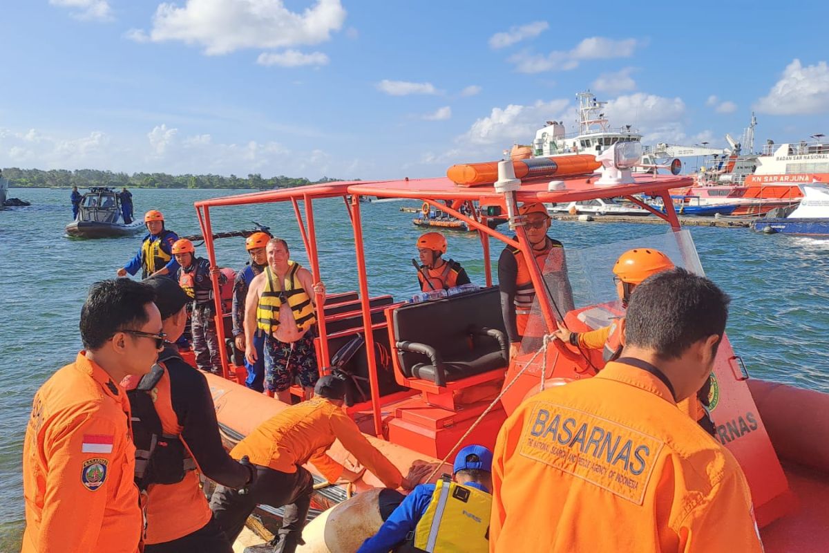 Basarnas evakuasi wisman Amerika terombang ambing di perairan Uluwatu